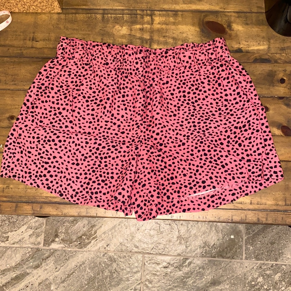 Elastic waist shorts with pockets